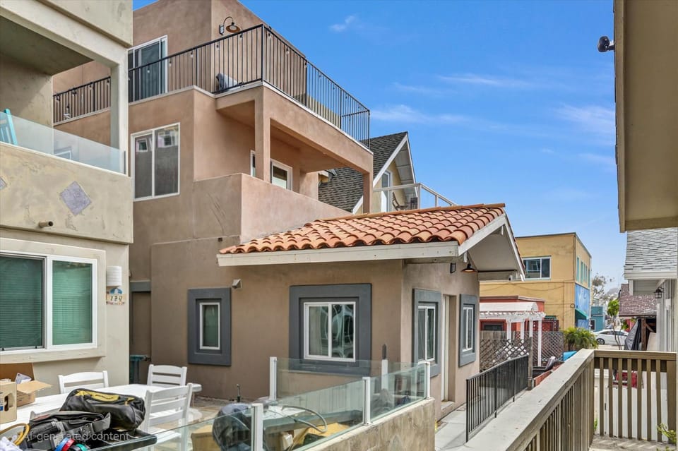 Property building, Day, Balcony/Terrace