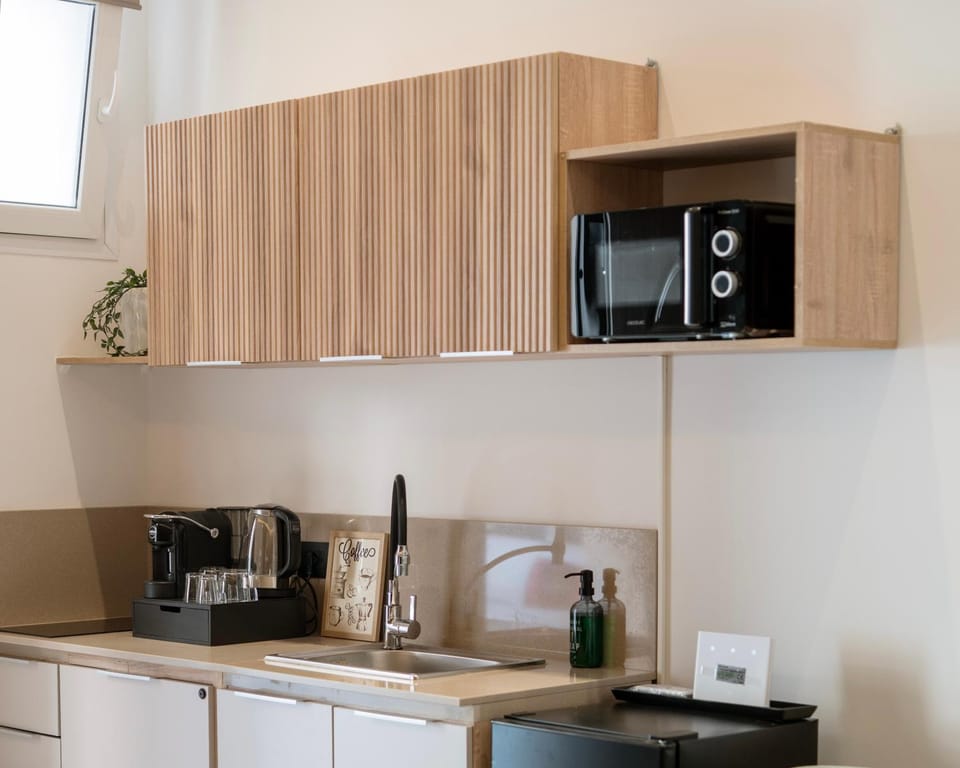 Coffee/tea facilities, Kitchen or kitchenette, microwave, stove