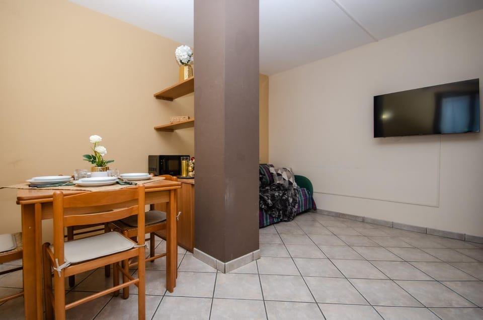 TV and multimedia, Kitchen or kitchenette, Living room, Seating area, Dining area