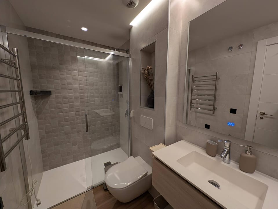 Shower, Toilet, Bathroom, towels