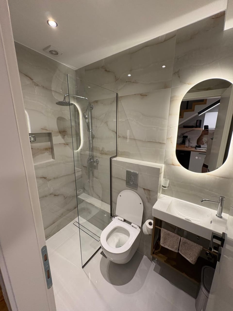 Shower, Toilet, Bathroom, towels