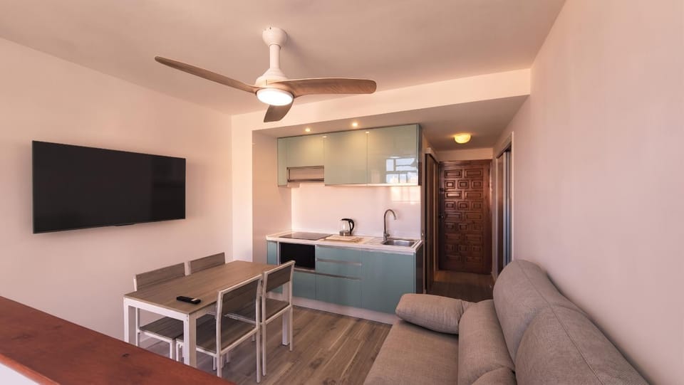 TV and multimedia, Kitchen or kitchenette, Living room, Seating area, Dining area, oven