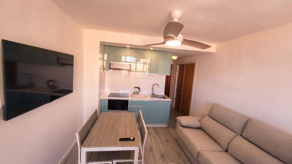 TV and multimedia, Kitchen or kitchenette, Living room, Seating area, Dining area