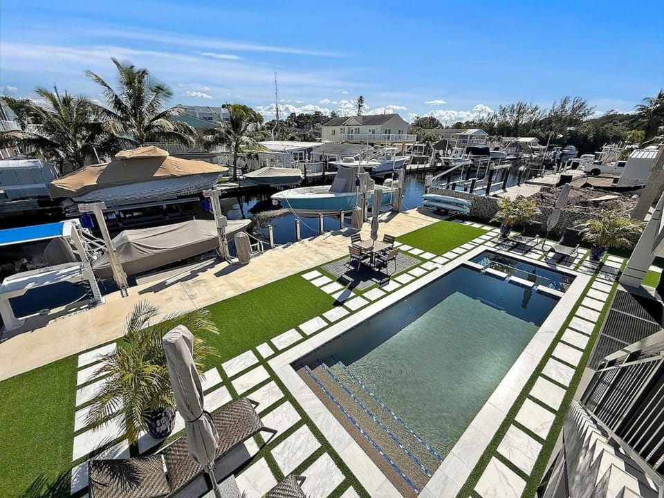 Pool view, Swimming pool, sunbed