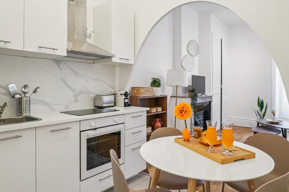 Coffee/tea facilities, Kitchen or kitchenette, Dining area, oven, stove, toaster
