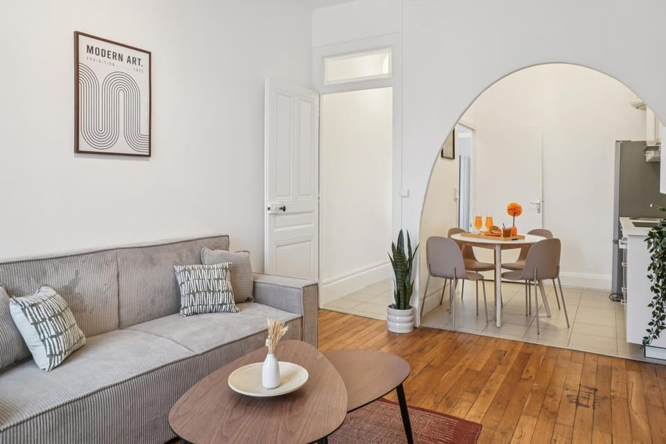 Kitchen or kitchenette, Living room, Seating area, Dining area