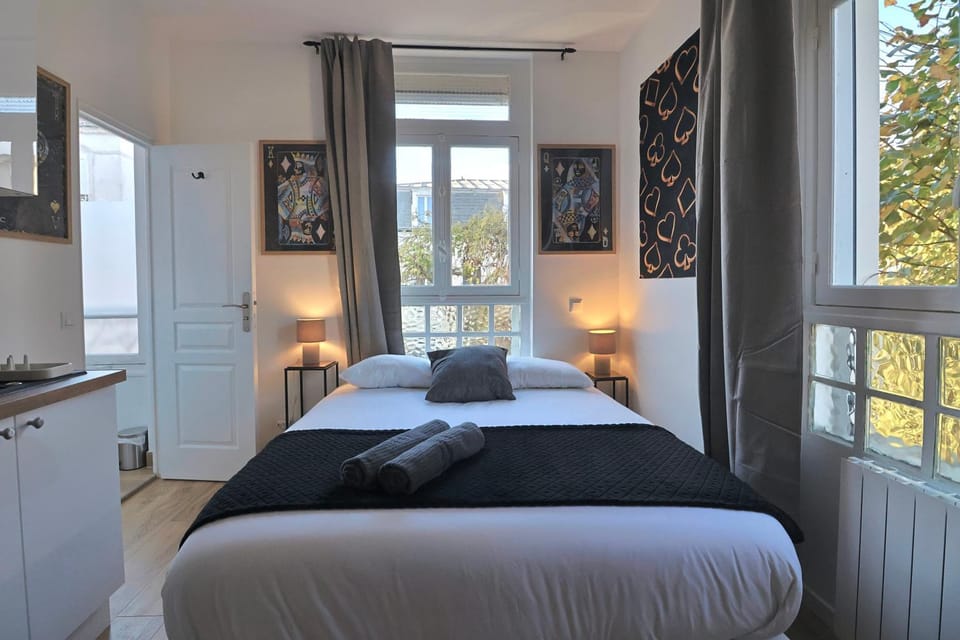 Bed, Kitchen or kitchenette, Photo of the whole room, Bedroom