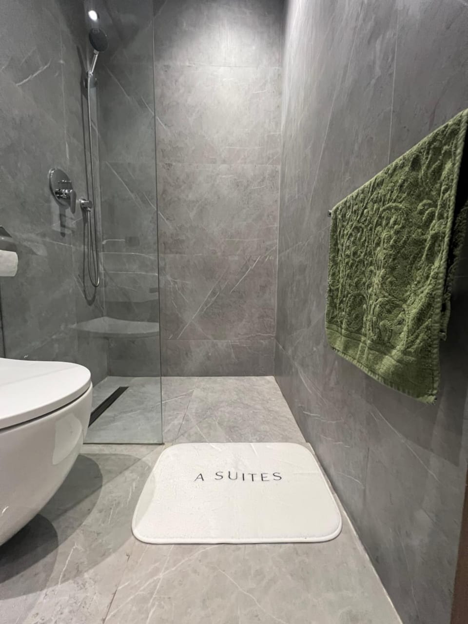 Shower, Toilet, Bathroom, towels