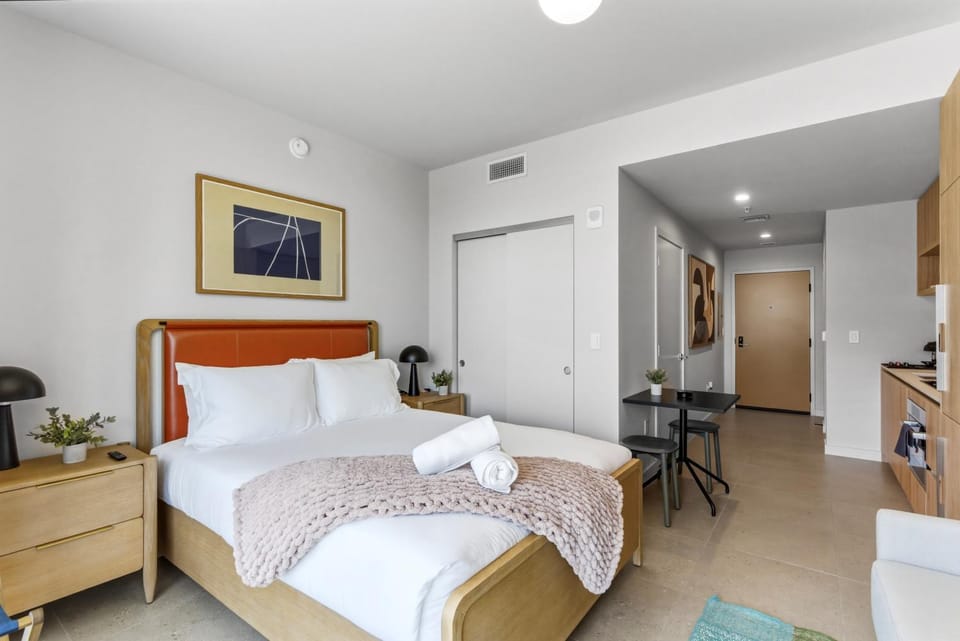 Bed, TV and multimedia, Seating area, towels