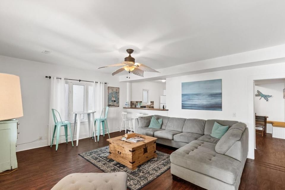 TV and multimedia, Kitchen or kitchenette, Living room, Seating area, Dining area