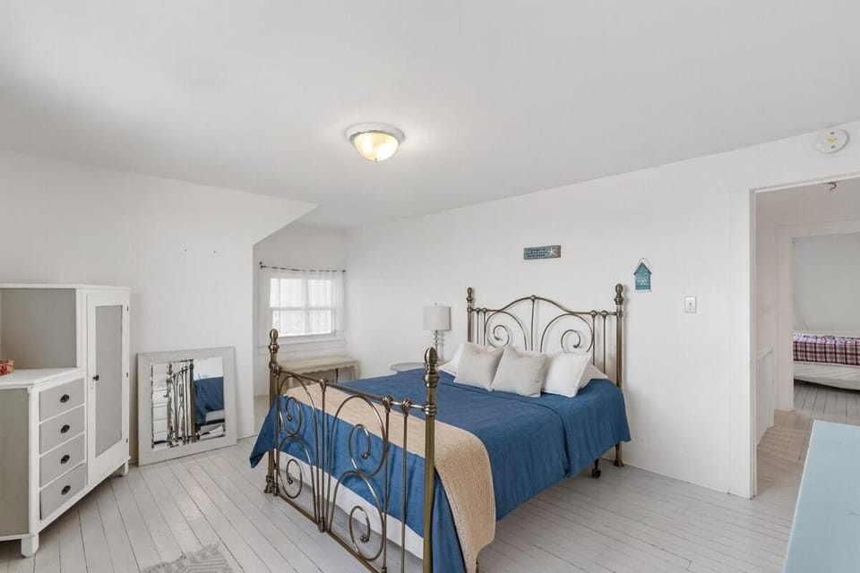 Bed, Photo of the whole room, Bedroom, bunk bed