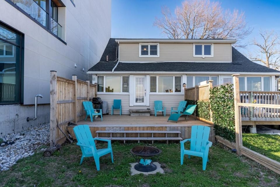 Property building, Patio, Spring, Day, Garden, View (from property/room), Balcony/Terrace, Dining area, Garden view