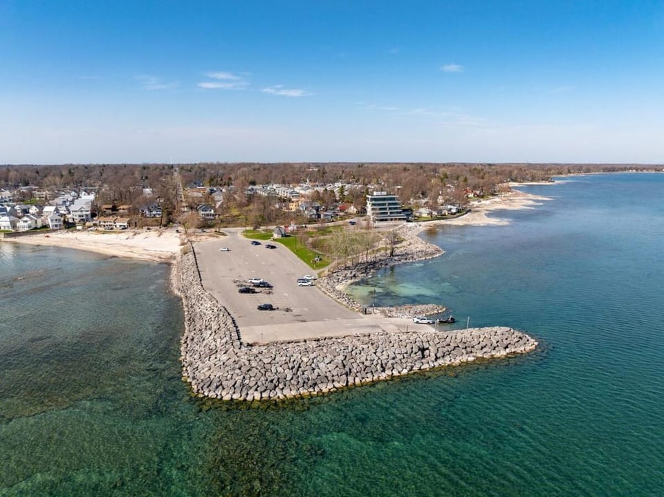Nearby landmark, Day, Neighbourhood, Natural landscape, Bird's eye view, Beach, City view, Sea view, Location
