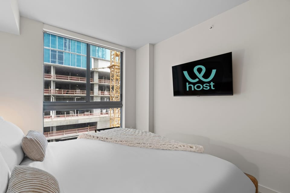 Bed, TV and multimedia, Bedroom