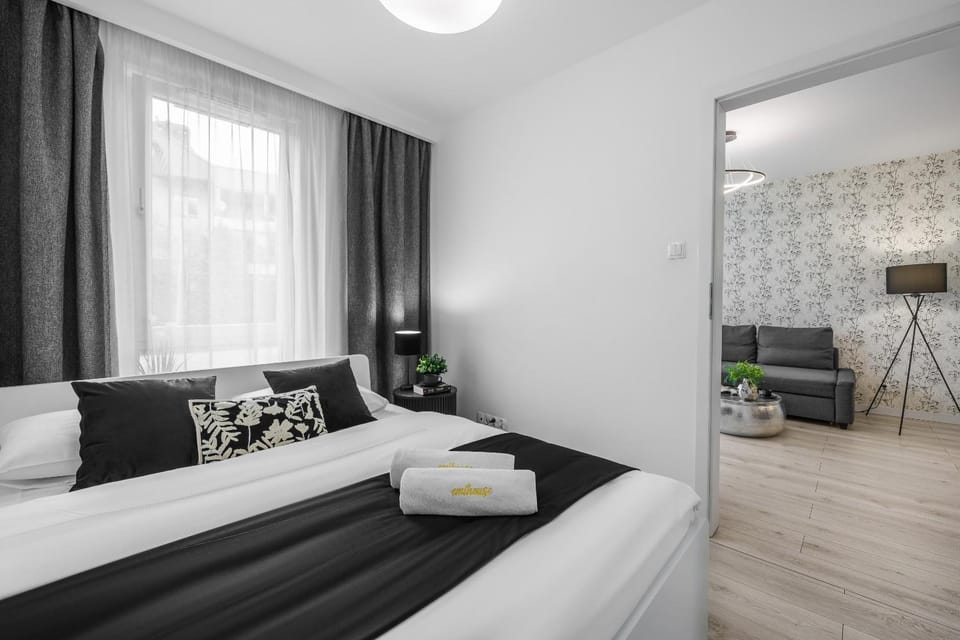 Bed, Photo of the whole room, Seating area, Bedroom
