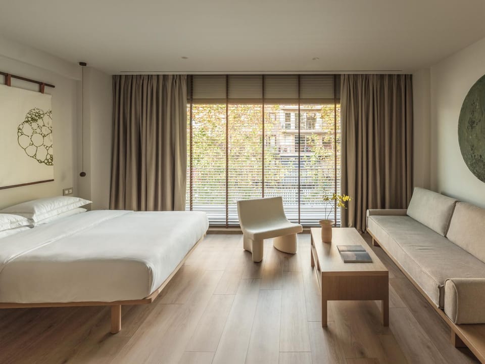 Bed, Living room, Photo of the whole room, Decorative detail, Seating area, Bedroom, City view
