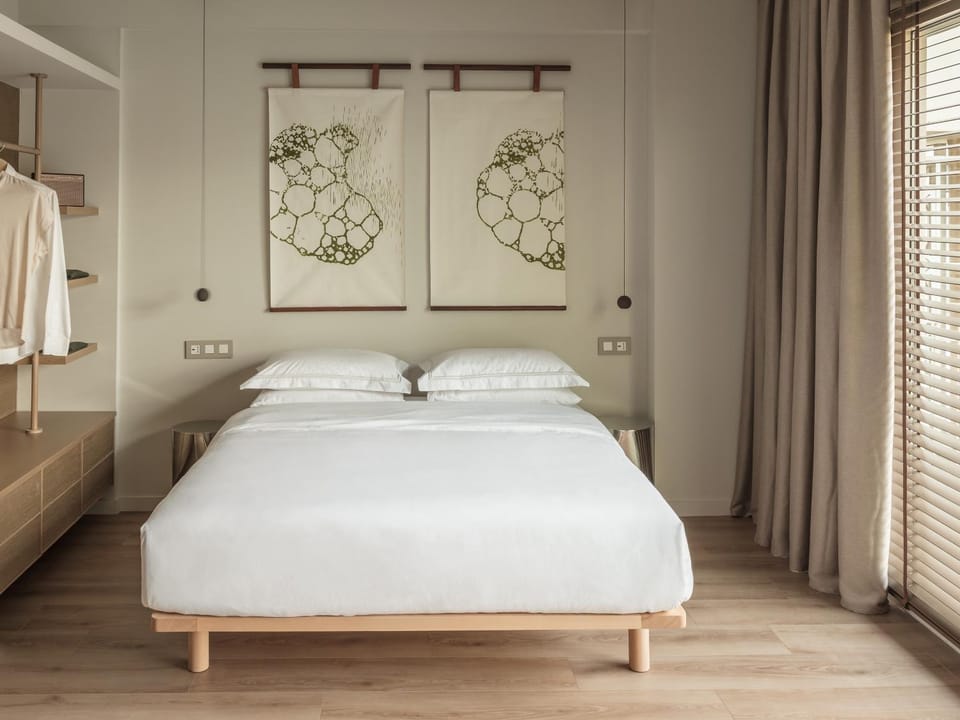 Bed, Photo of the whole room, Decorative detail, Bedroom, wardrobe