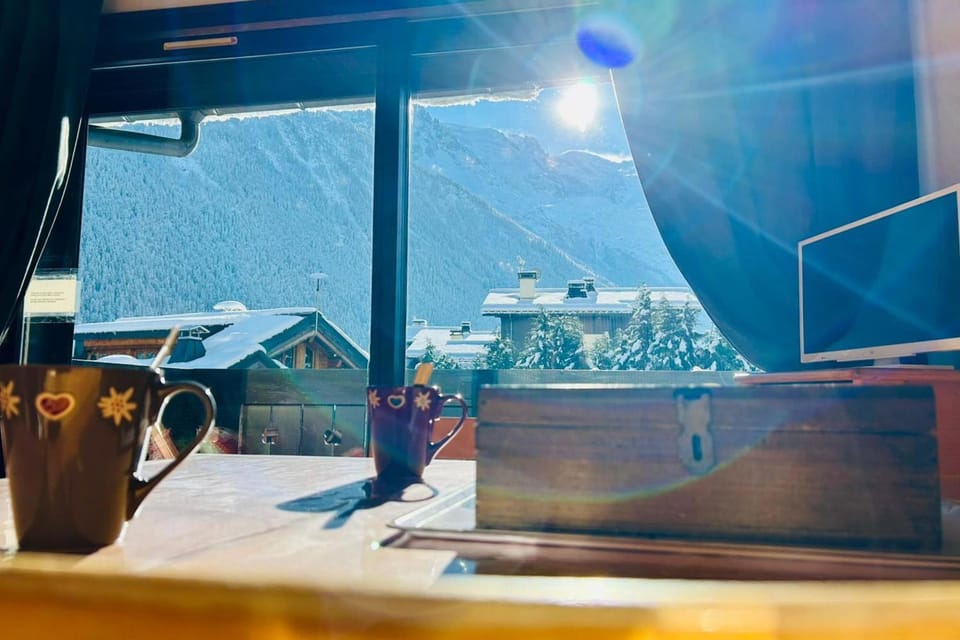 Bright with balcony views of Mont Blanc Parking Apartment in Chamonix
