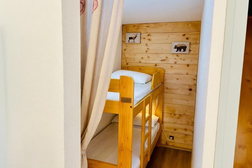 Bright with balcony views of Mont Blanc Parking Apartment in Chamonix