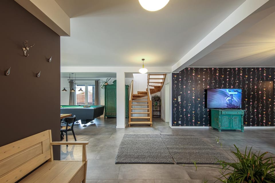 Communal lounge/ TV room, TV and multimedia, Living room