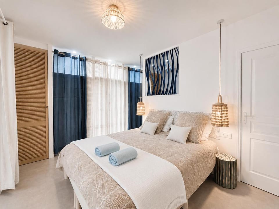 Photo of the whole room, Bedroom, storage, towels