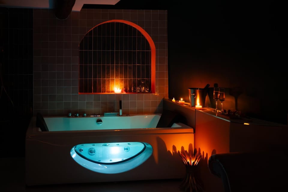 Hot Tub, Bathroom