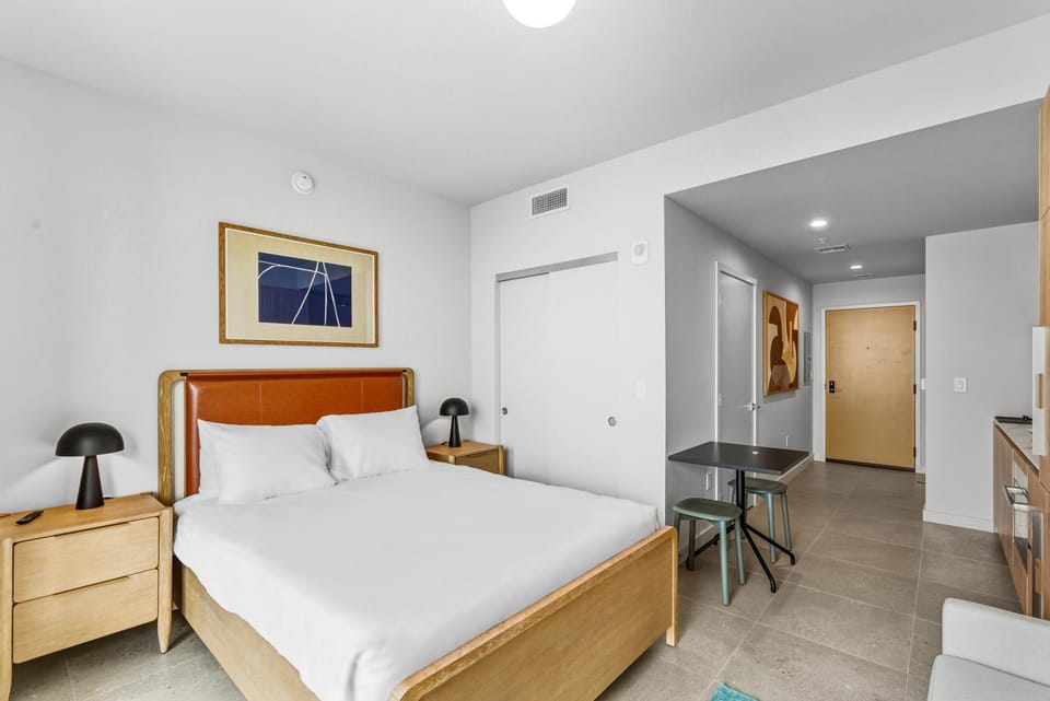 Bed, TV and multimedia, Seating area