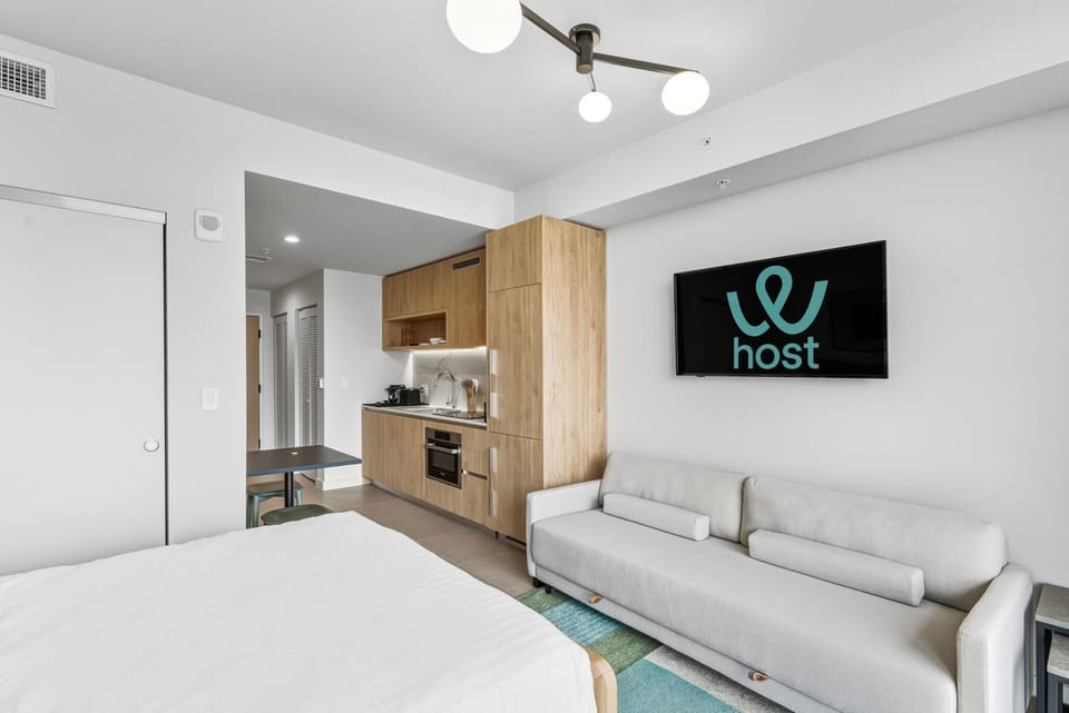 Bed, TV and multimedia, Seating area