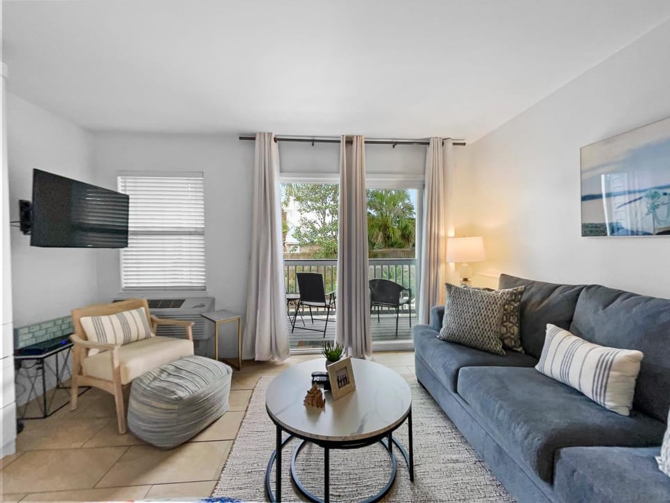 Inlet Sands 204 l 1 min walk to beach l Community Pool l Bike to Rosemary House in Inlet Beach