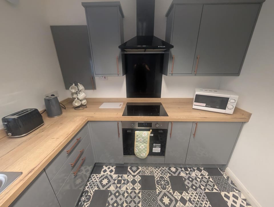 Coffee/tea facilities, Kitchen or kitchenette, oven, stove, toaster