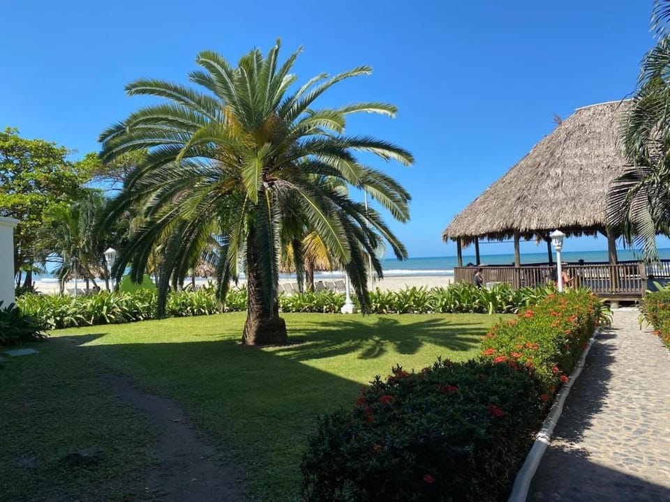 A homely villa at the beach Villa in Atlántida Department