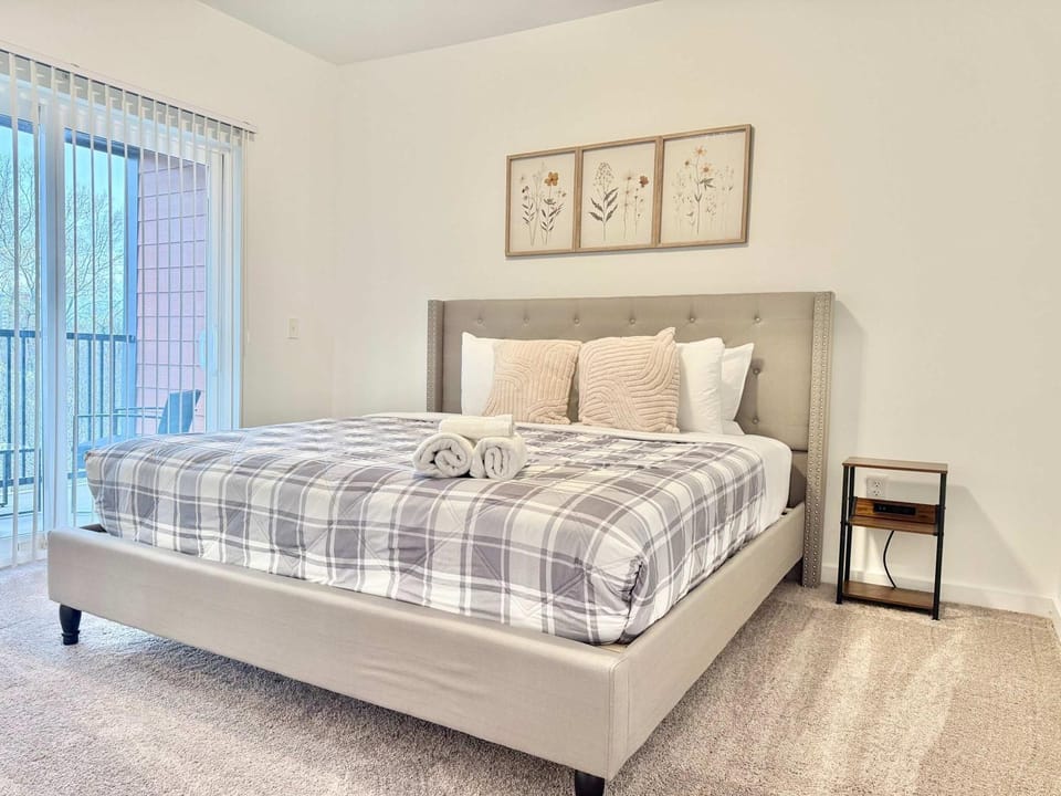 Stylish Urban Getaway Experience City Life 525Pkwy504 Apartment in Atlanta