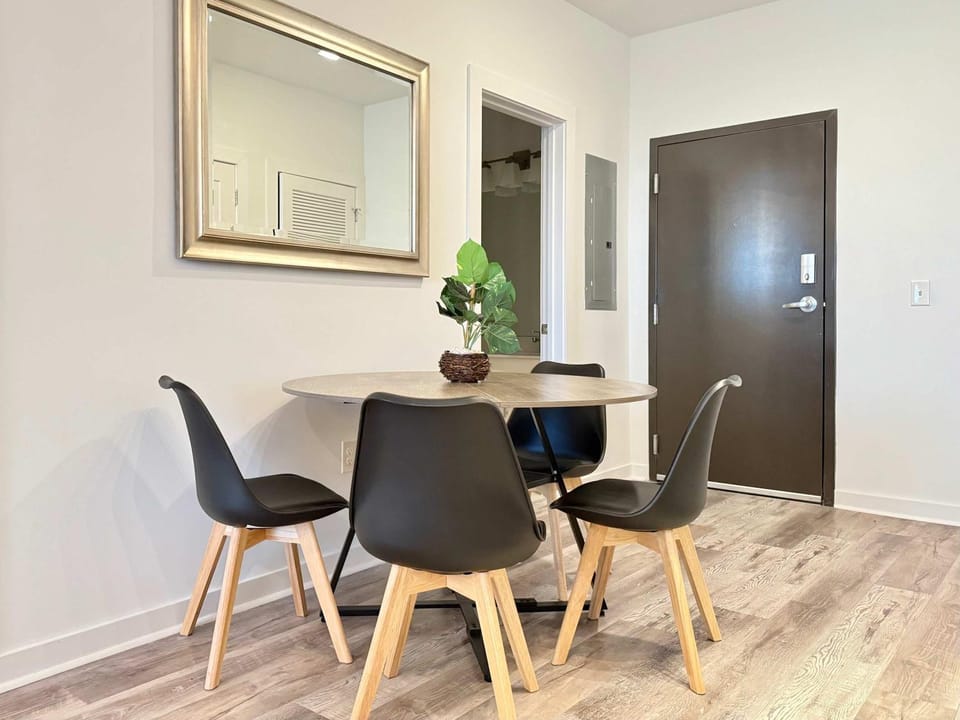 Stylish Urban Getaway Experience City Life 525Pkwy504 Apartment in Atlanta