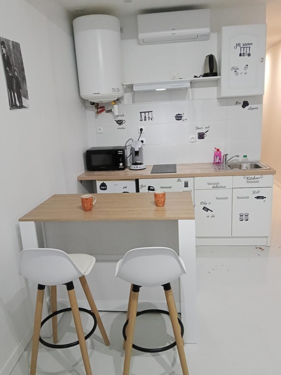Kitchen or kitchenette, Dining area, stove