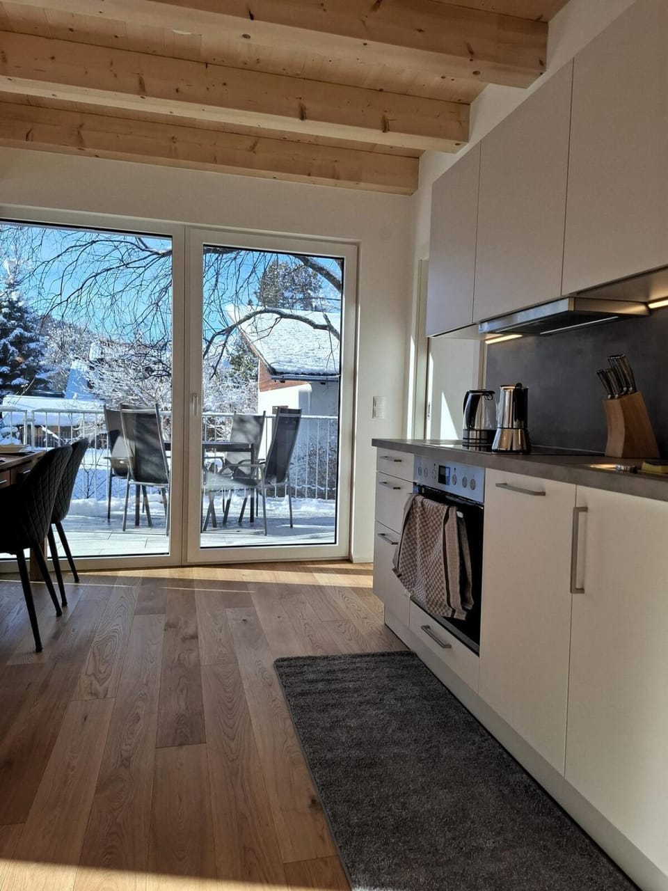 Coffee/tea facilities, Kitchen or kitchenette, Dining area, stove