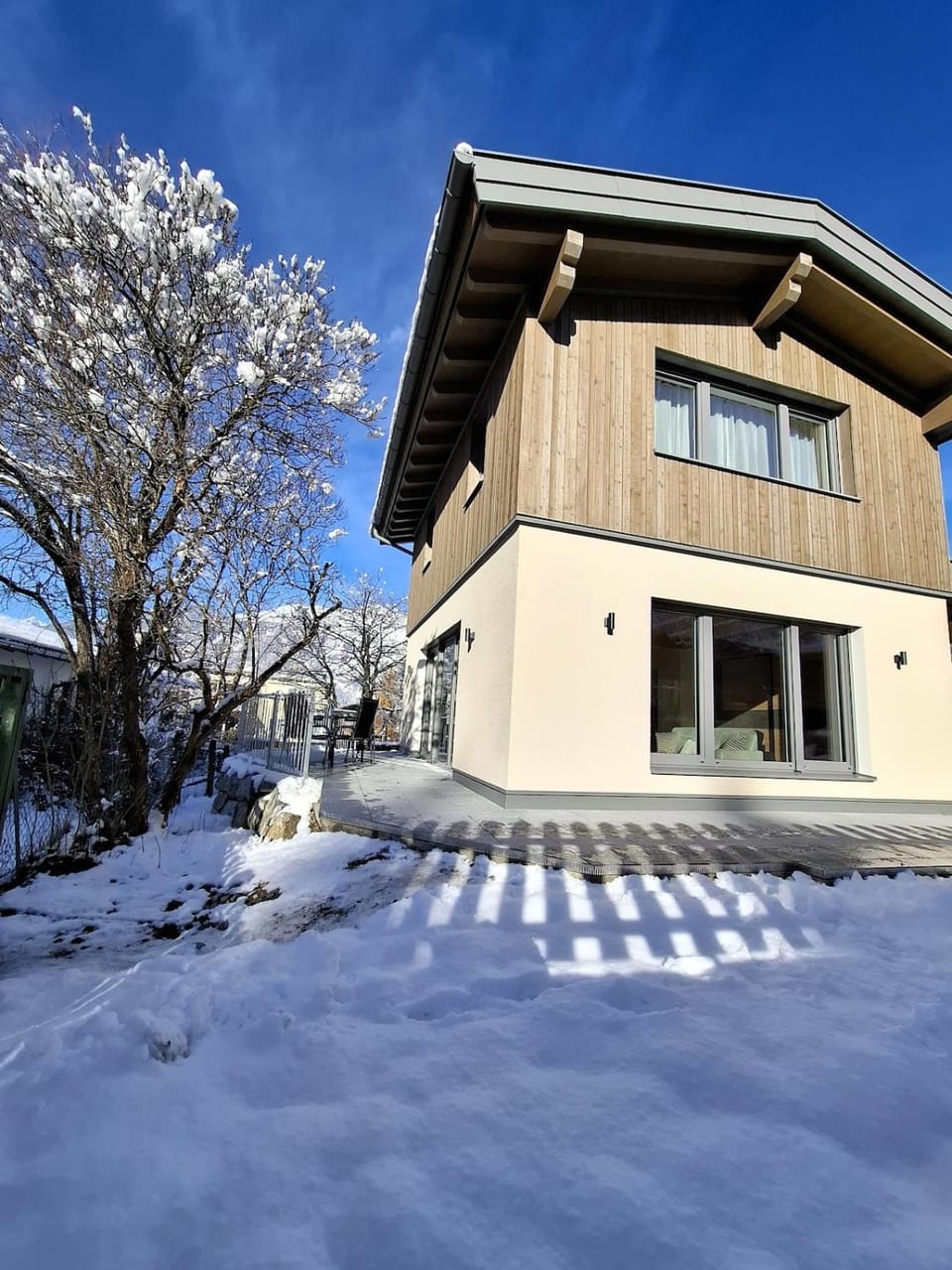 Property building, Day, Winter, Garden, Balcony/Terrace