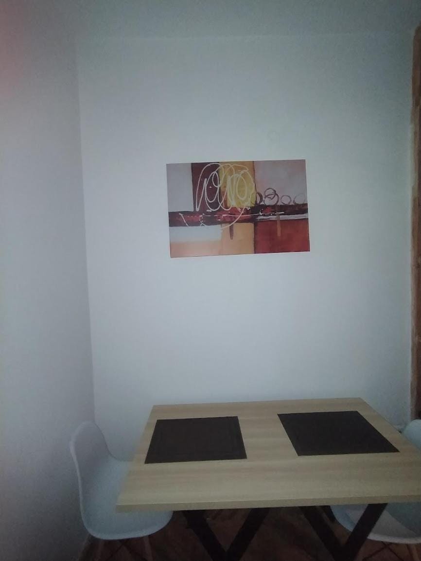 Photo of the whole room, Dining area