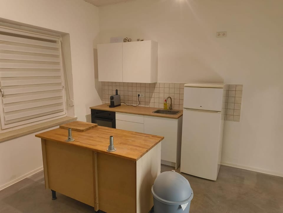 Kitchen or kitchenette, minibar