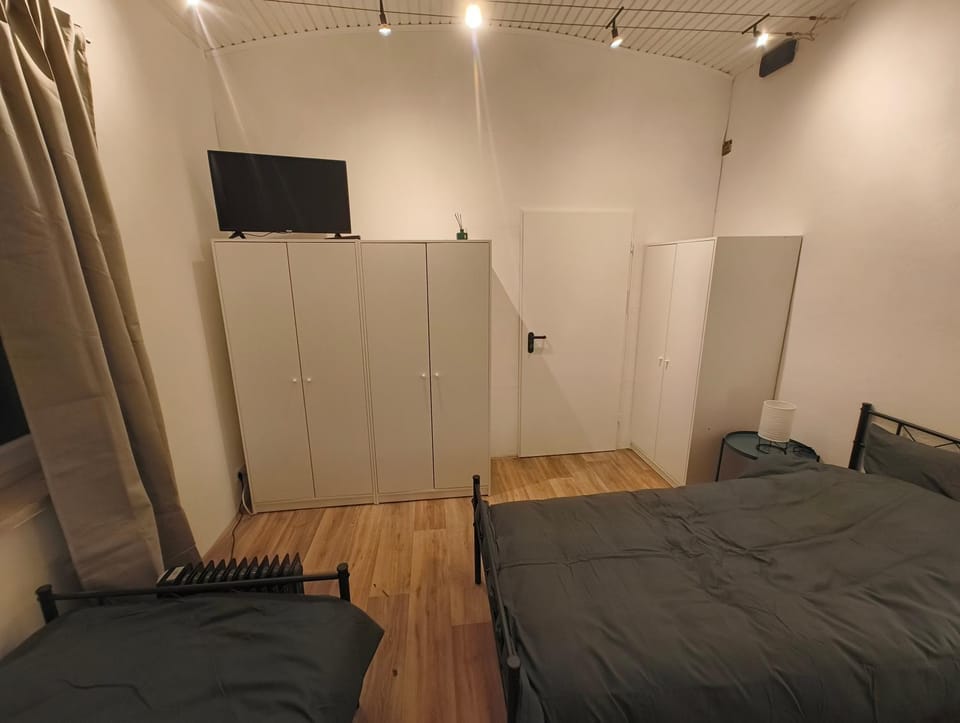 Bed, TV and multimedia, Photo of the whole room, Bedroom, wardrobe
