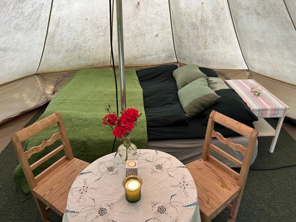 Bed, Photo of the whole room, Seating area