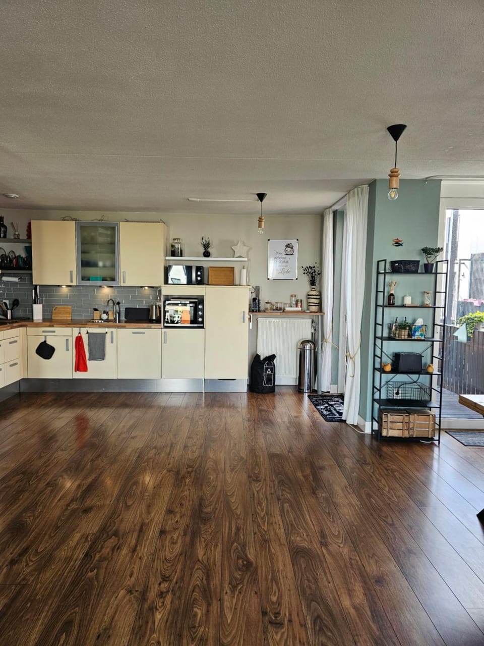 Kitchen or kitchenette, dishwasher, oven, toaster