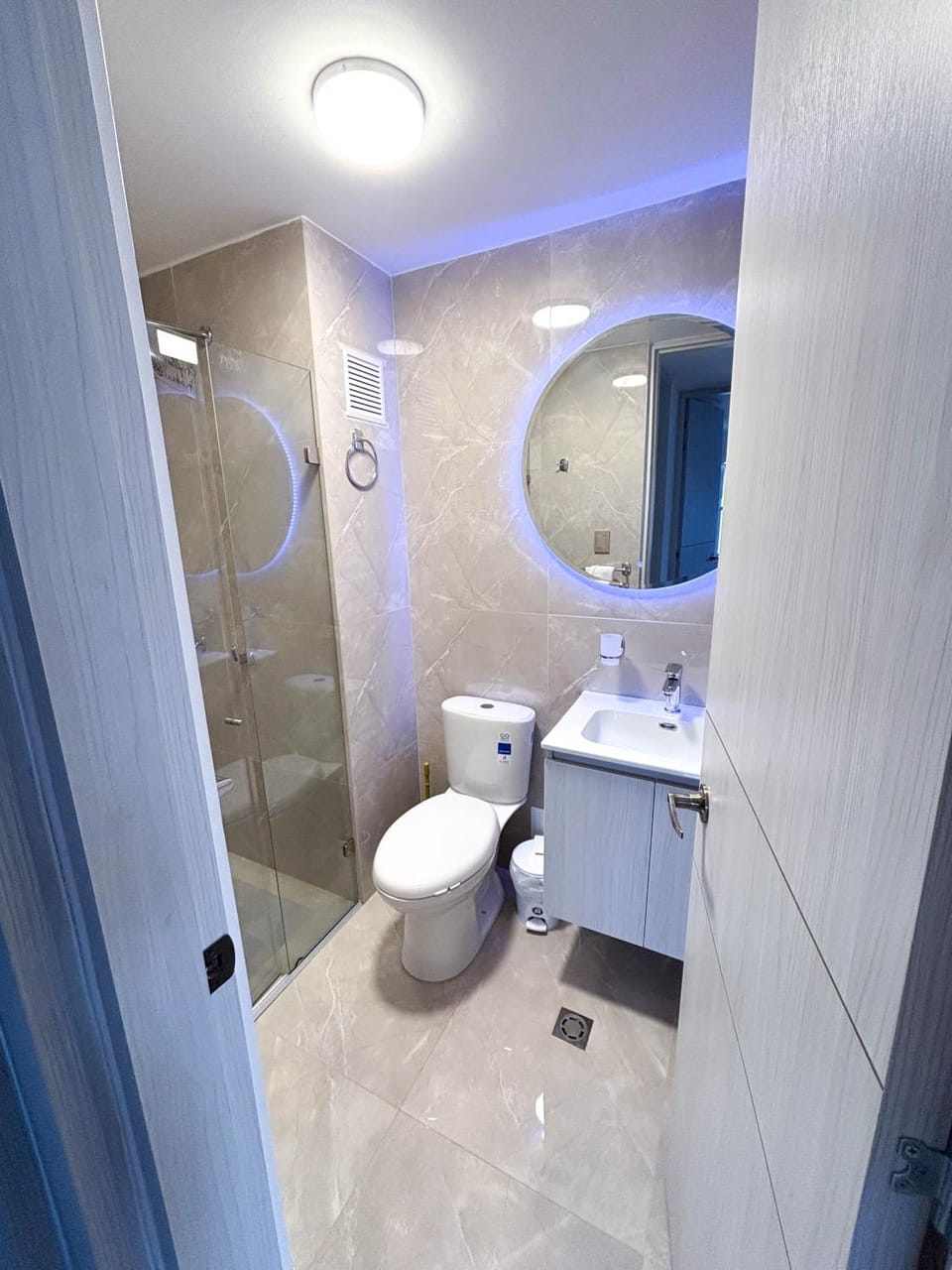 Shower, Toilet, Bathroom, towels
