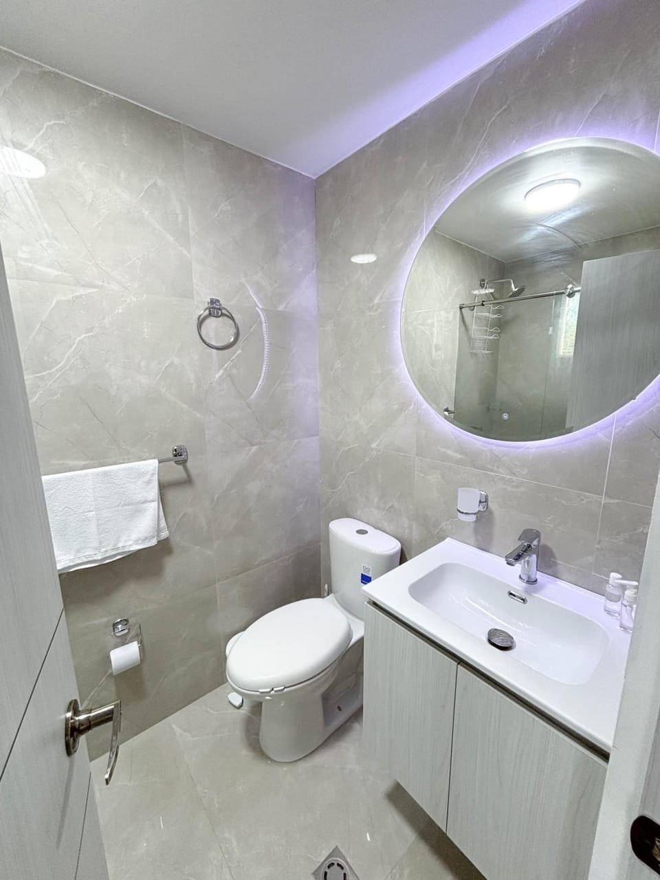 Shower, Toilet, Bathroom, Bath, towels