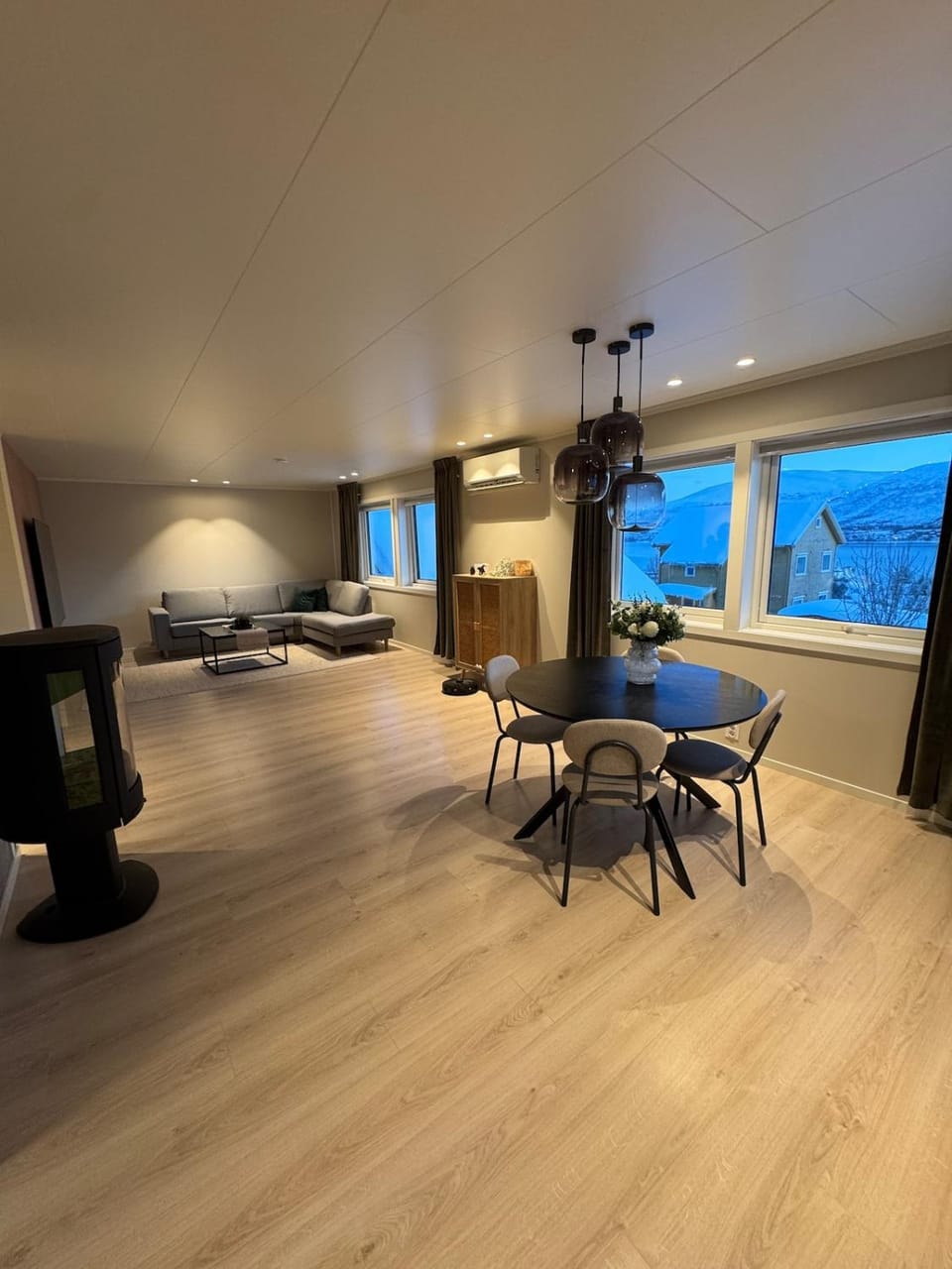Living room, Dining area