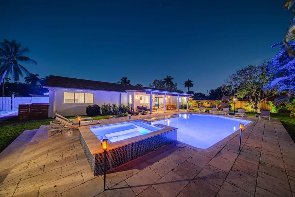 Two Neighboring Villas in The Heart of Miami House in Golden Glades