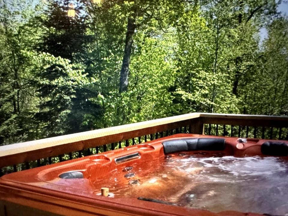 Le Chic Montagnard - Chalet with HOT TUB and pool House in Morin-Heights