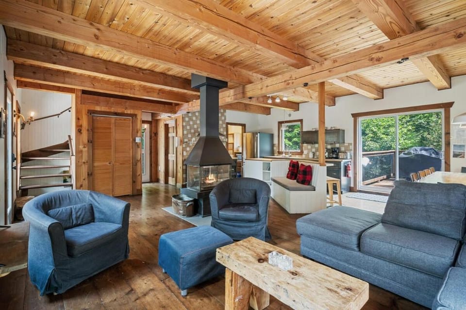 Le Chic Montagnard - Chalet with HOT TUB and pool House in Morin-Heights