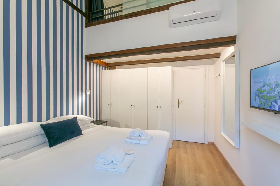 Bed, TV and multimedia, Photo of the whole room, Bedroom, towels, wardrobe, air conditioner
