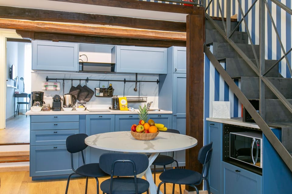 Coffee/tea facilities, Kitchen or kitchenette, Food and drinks, Dining area, dishwasher, stove, toaster