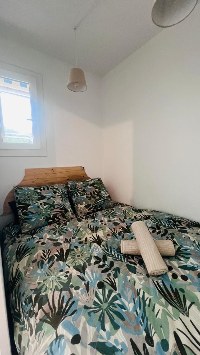 Photo of the whole room, Bedroom, towels